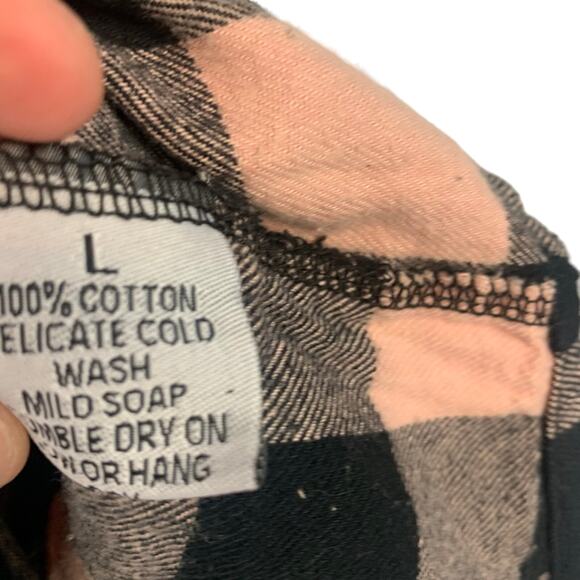 She Shreds “Fear Less” flannel pink/black pockets grunge goth snow boarder LG - Picture 3 of 8